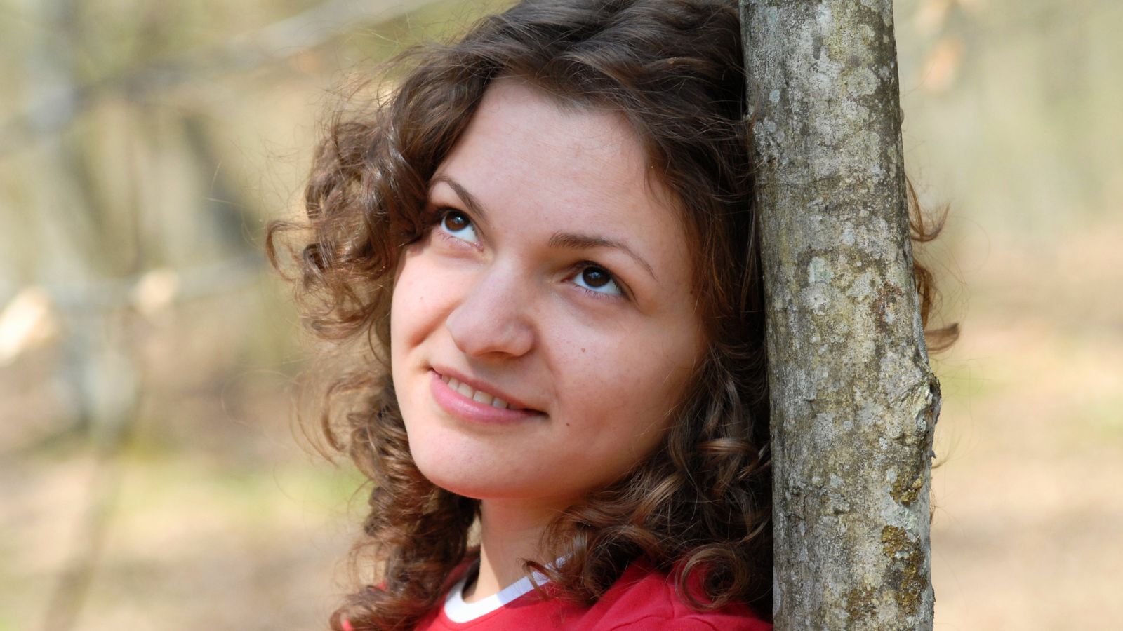 Uśmiechnięta kobieta w lesie