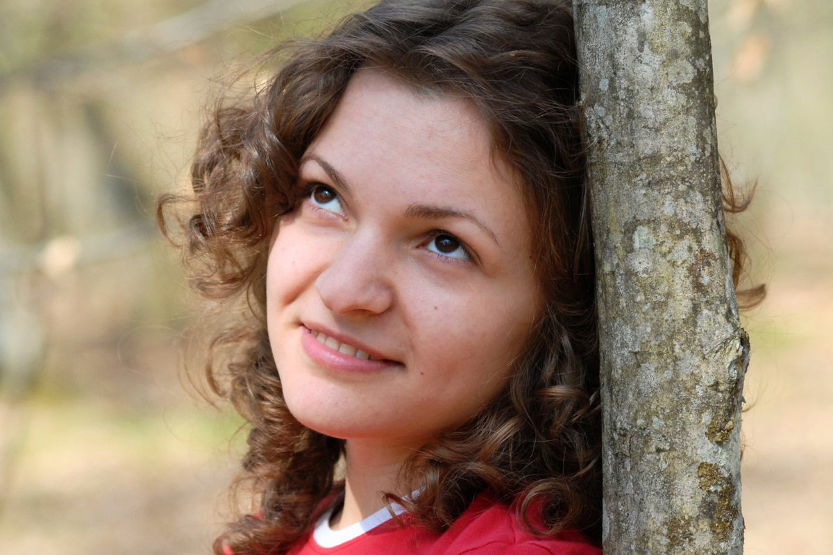 Uśmiechnięta kobieta w lesie
