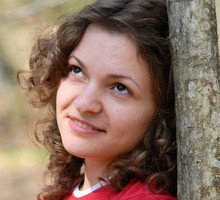 Uśmiechnięta kobieta w lesie