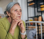 zasmucona seniorka
