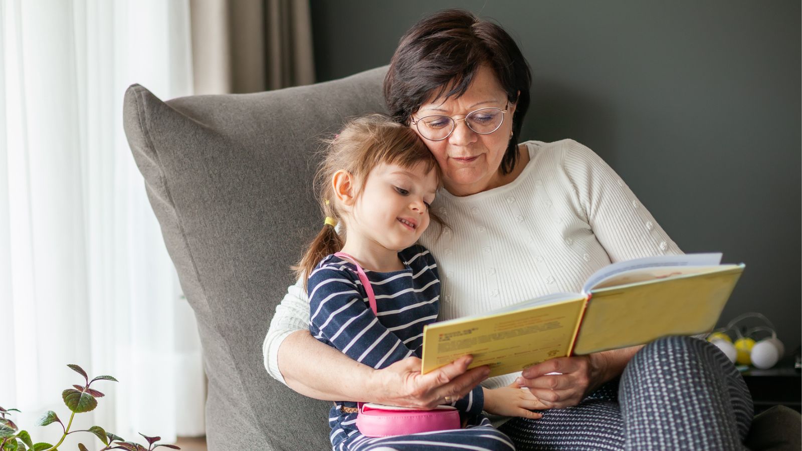 babcia opiekująca się dziećmi