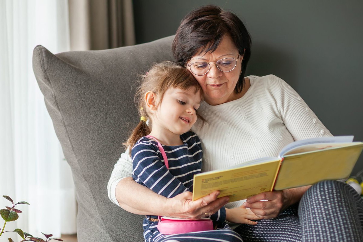 babcia opiekująca się dziećmi