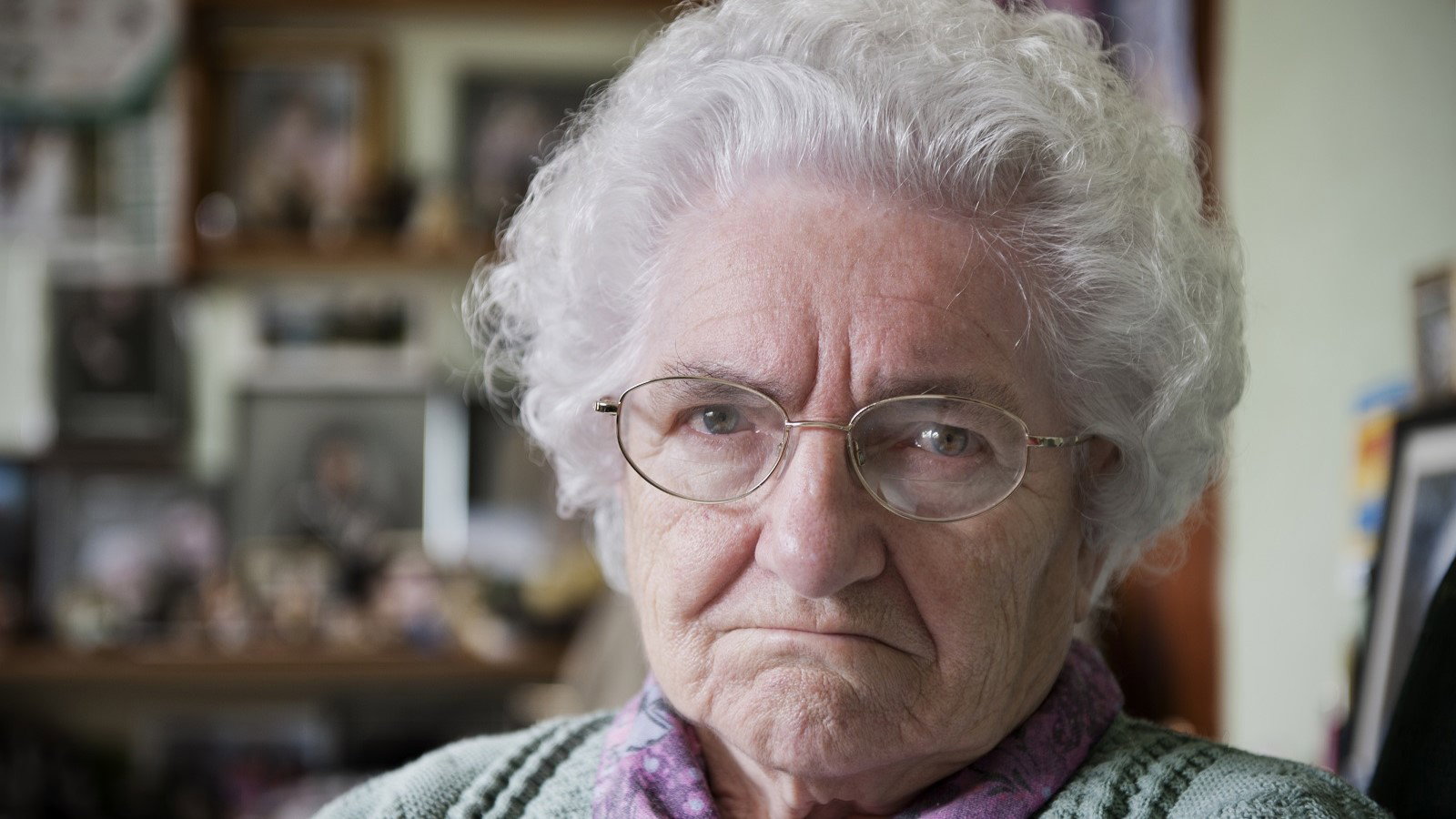 smutna seniorka w domu