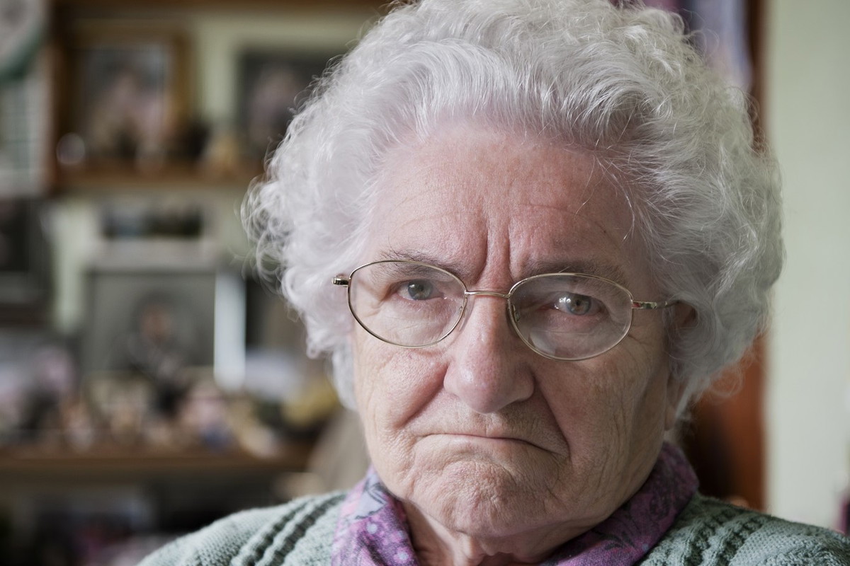 smutna seniorka w domu