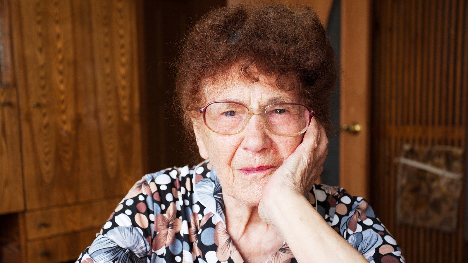 smutna seniorka