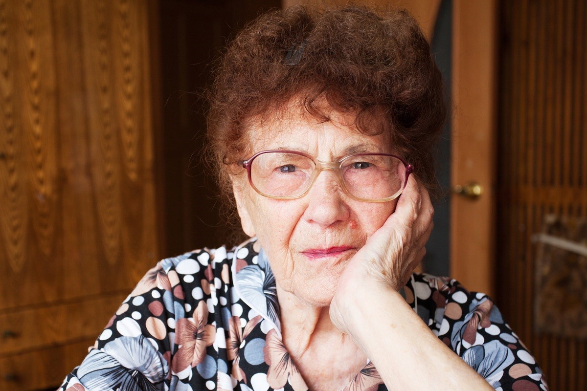smutna seniorka