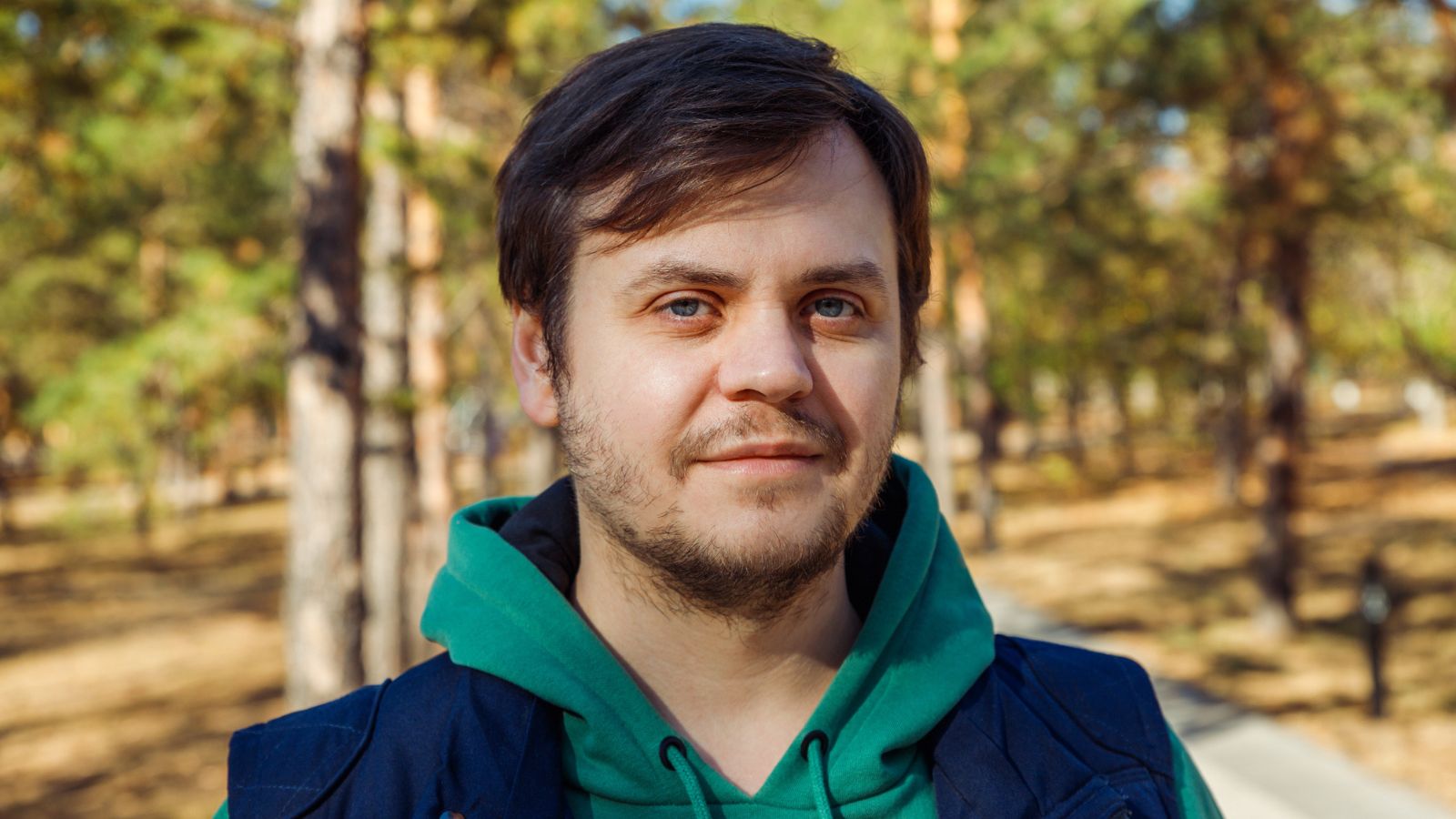 mężczyzna w lesie