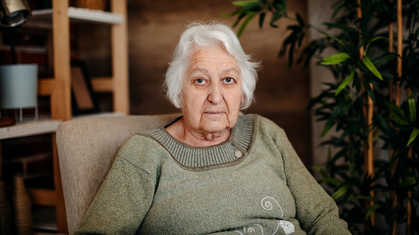 seniorka w fotelu