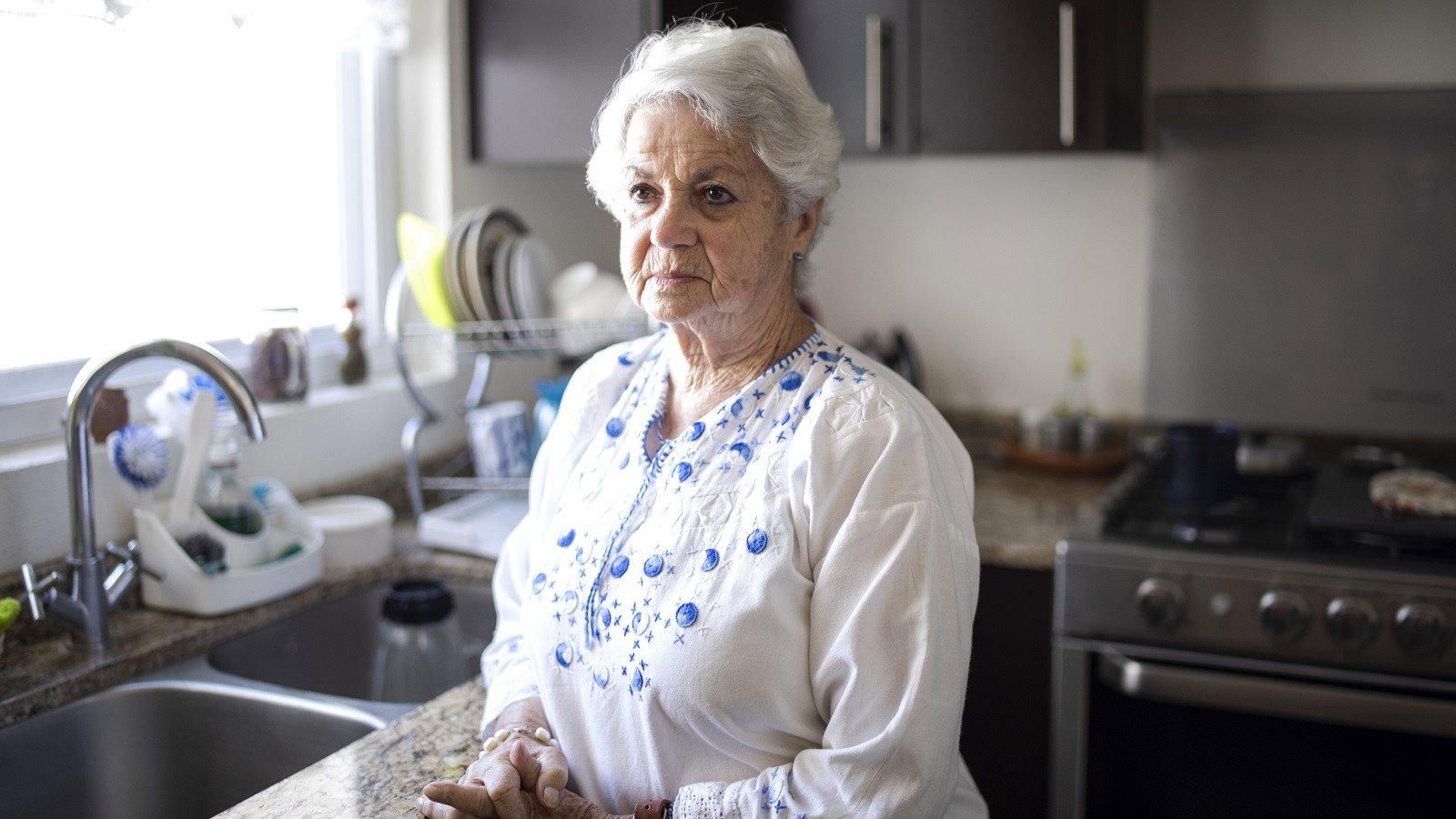 seniorka w kuchni
