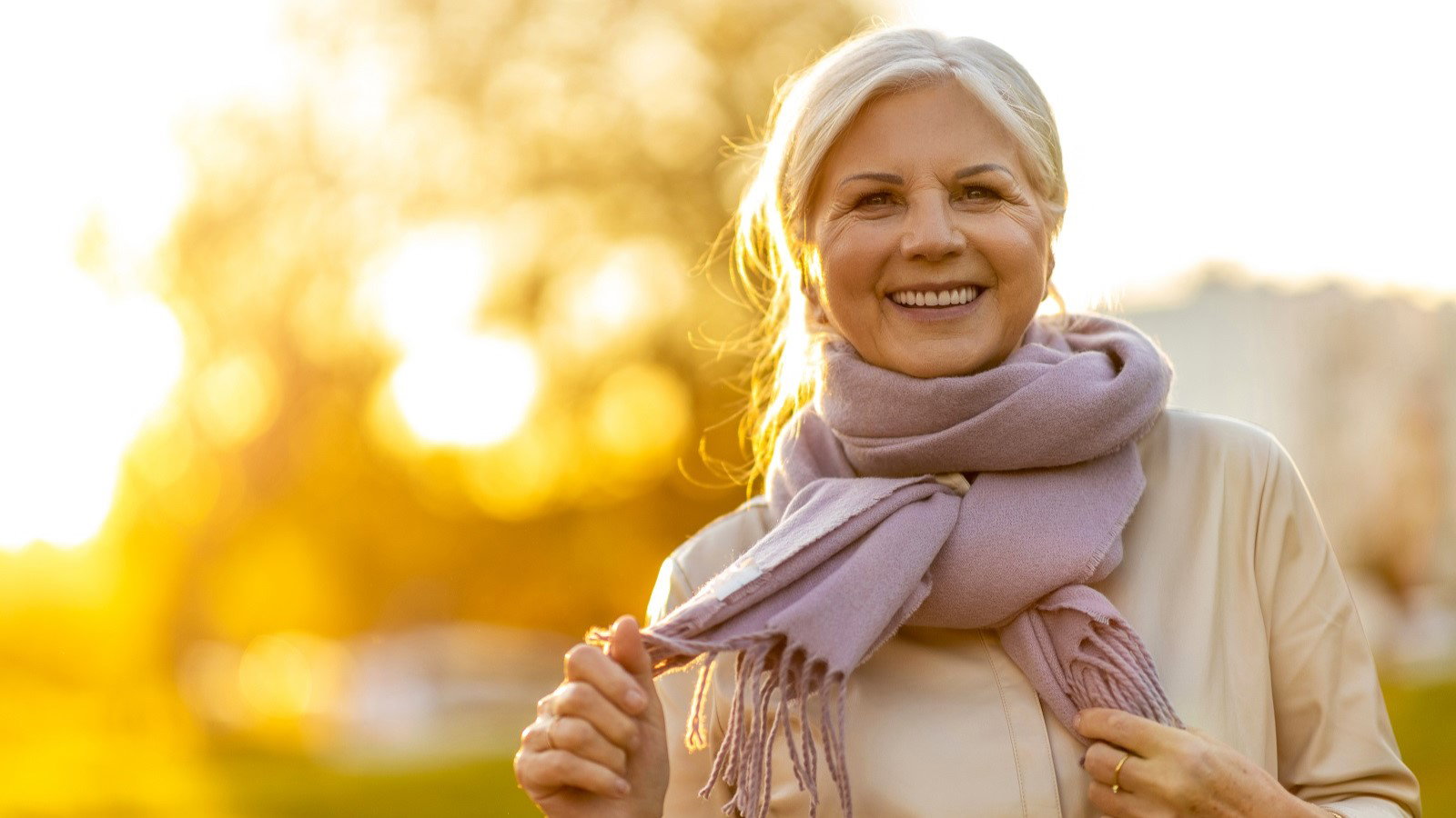 uśmiechnięta seniorka jesienią