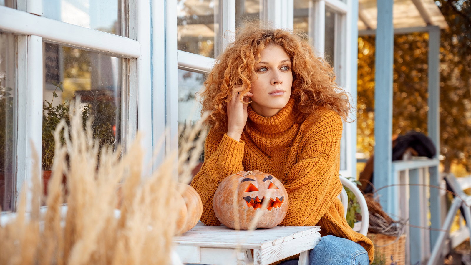 kobieta przed domem w Halloween