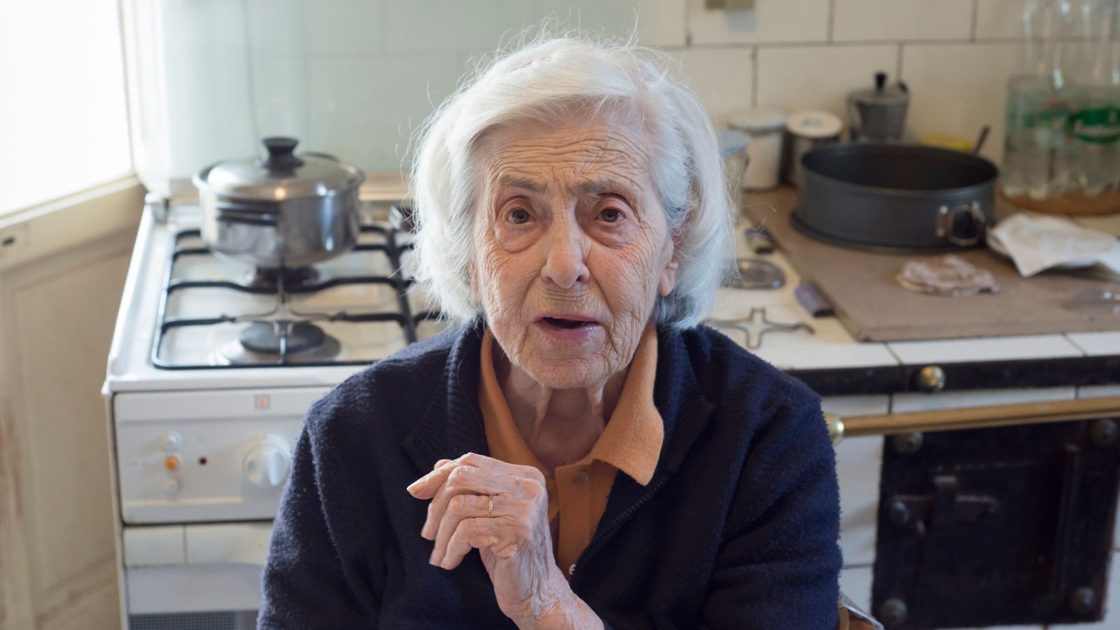 seniorka w kuchni