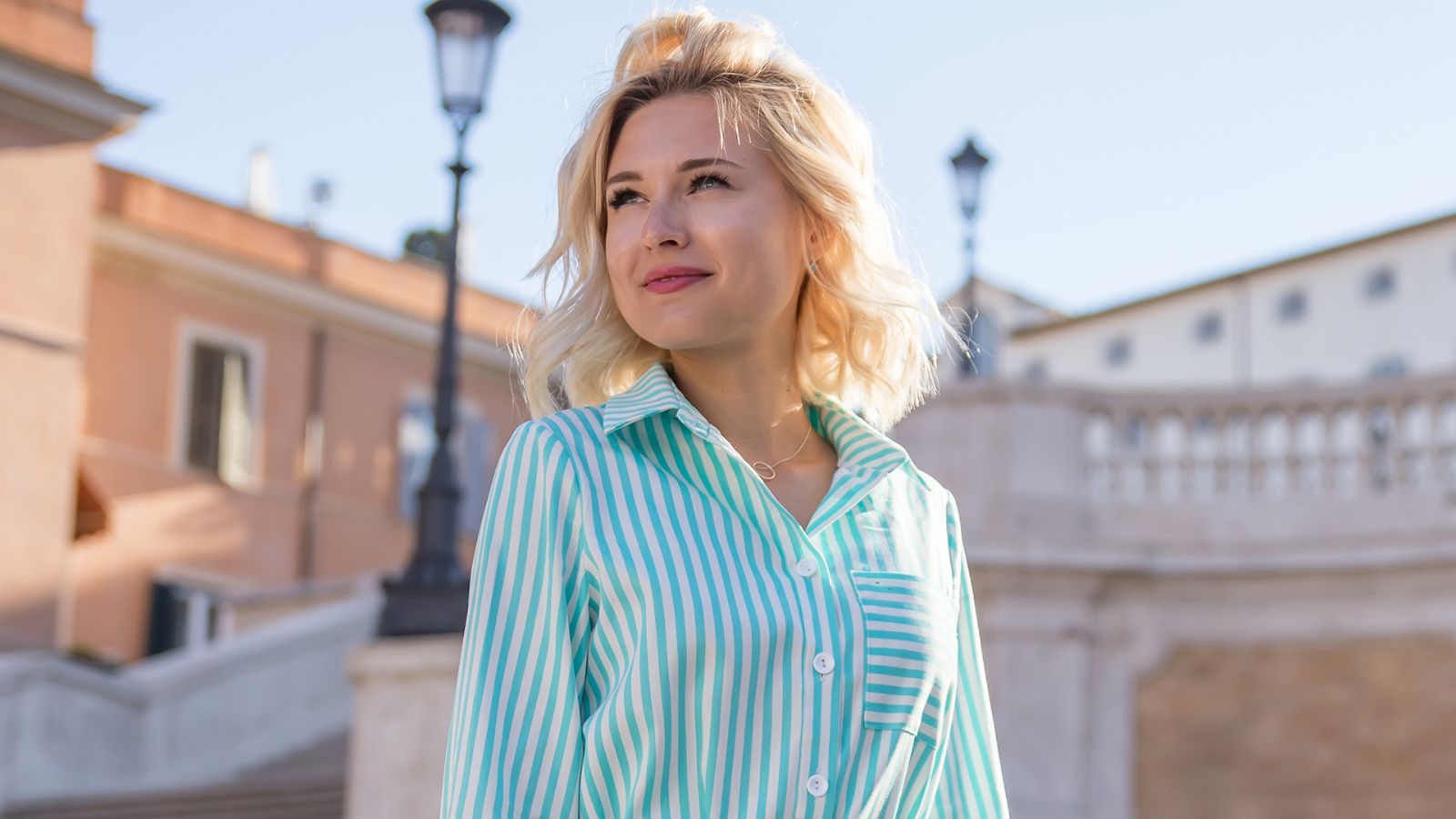 Uśmiechnięta blondynka na tle schodów