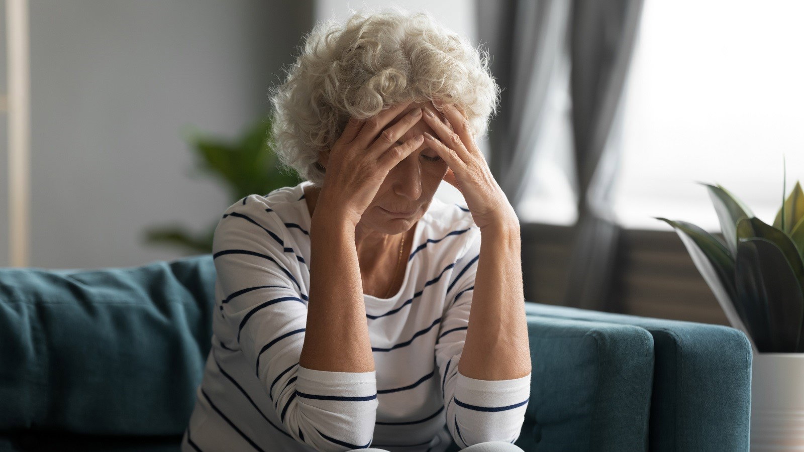 zmartwiona seniorka