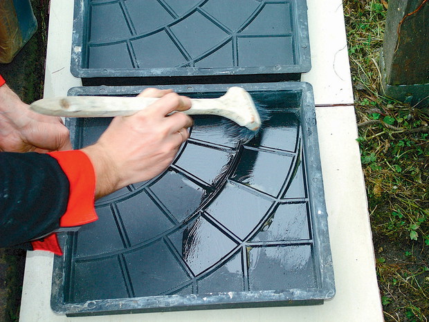 „Aby zaprawa nie przywierała do formy, warto ją posmarować jakąś substancją antyadhezyjną, czyli rozdzielaczem. Może to być nawet olej jadalny”, pisze autor listu.