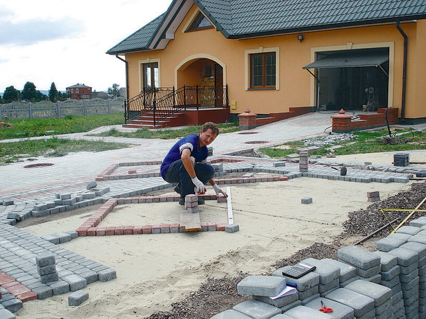 "Grubość warstwy podbudowy zależy od przewidywanego obciążenia nawierzchni: na podjazdach zastosowałem 20-25 cm, a pod chodniki i ścieżki ogrodowe od 10 do 15 cm." - pisze Grzegorz Mazur