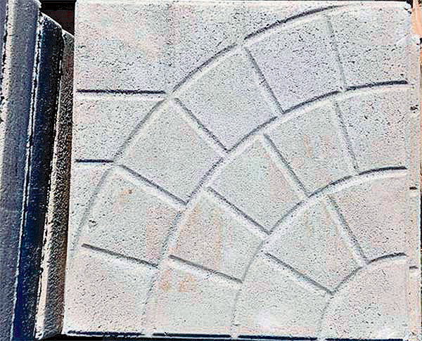 „Im lepiej napowietrzona mieszanka, tym silniejszy będzie beton.” 
Zdjęcia przygotowania krok po kroku betonowych płytek nadesłał nasz czytelnik Kazimierz Matwiejczyk.