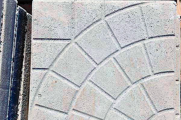 „Im lepiej napowietrzona mieszanka, tym silniejszy będzie beton.”
Zdjęcia przygotowania krok po kroku betonowych płytek nadesłał nasz czytelnik Kazimierz Matwiejczyk.