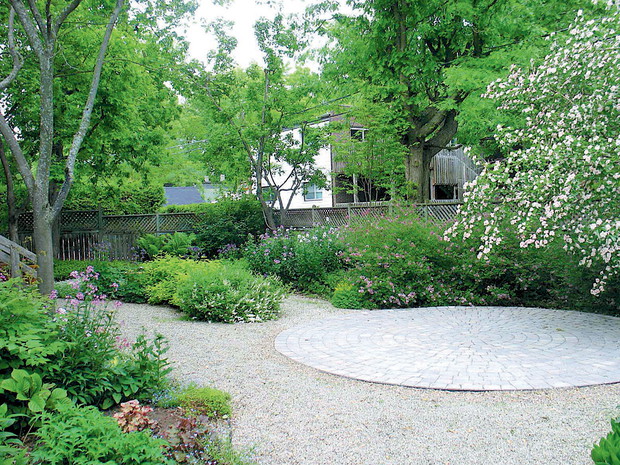 Koło ułożone z kostki brukowej wypełnia miejsce po trawniku i nadaje się na postawienie grilla. Zdjęcia: Iza Sadokierska.