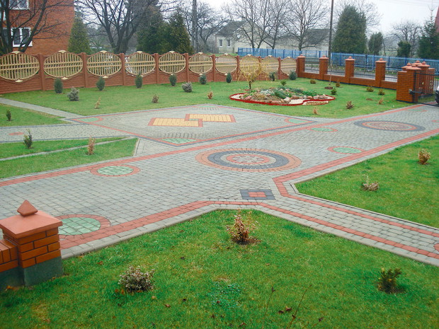 Konserwacja nawierzchni z kostek brukowych polega na jej regularnym zamiataniu, okresowym zmywaniu wodą, usuwaniu zabrudzeń i ewentualnym uzupełnianiu fug.