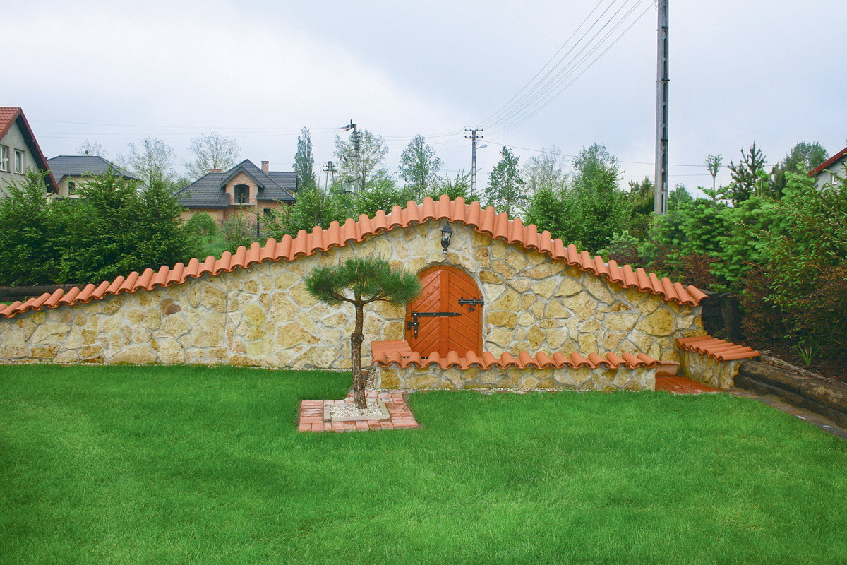 Mur okleiłem licówką z piaskowca i przykryłem na wzór toskański jednym rzędem dachówki 'mniszki'. Resztę dachu porasta trawa." - pisze Jarosław Radziszewski