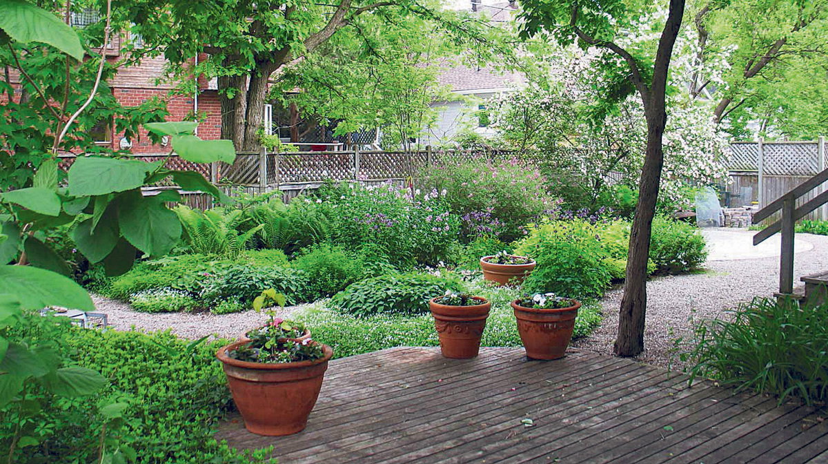 „Podest z drzewa cedrowego ma tę zaletę, że nie wymaga specjalnej konserwacji”, pisze w liście nasza czytelniczka. Zdjęcia: Iza Sadokierska.