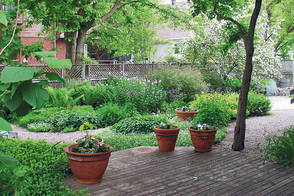 „Podest z drzewa cedrowego ma tę zaletę, że nie wymaga specjalnej konserwacji”, pisze w liście nasza czytelniczka. Zdjęcia: Iza Sadokierska.