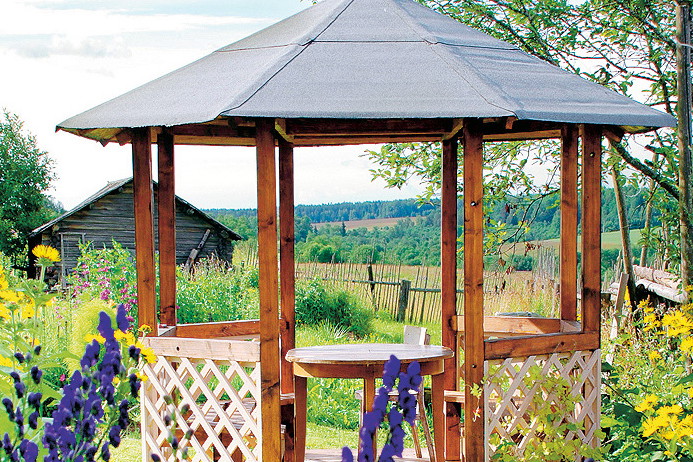 Przytulna ośmiokątna altanka zbudowana przez naszego czytelnika Stefana Bąkowskiego.