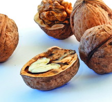 Smaczne orzechy zawierają wiele cennych witamin, a ponadto znaczne ilości soli mineralnych