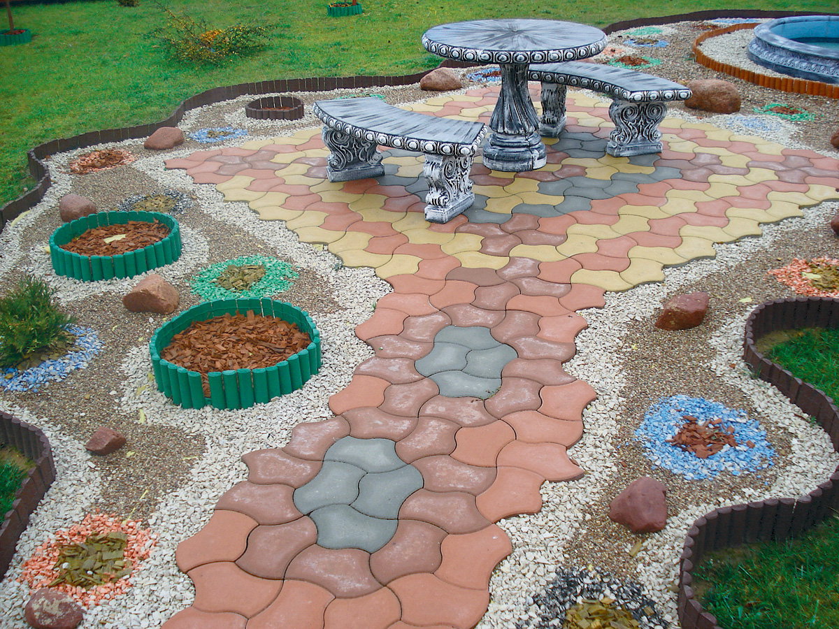 "Surowiec na podbudowę powinien być przepuszczalny dla wody. Najlepsze materiały to: tłuczeń, żwir, grys, żużel lub pospółka." - pisze nasz czytelnik Grzegorz Mazur