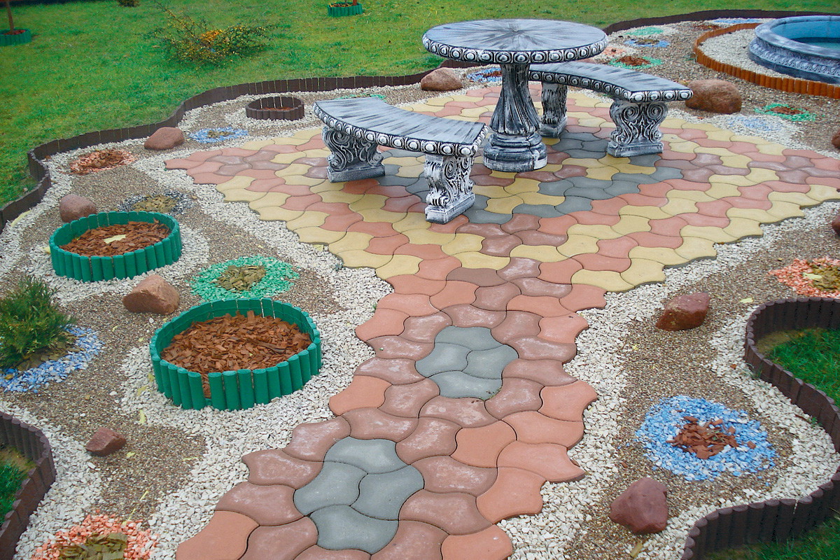 "Surowiec na podbudowę powinien być przepuszczalny dla wody. Najlepsze materiały to: tłuczeń, żwir, grys, żużel lub pospółka." - pisze nasz czytelnik Grzegorz Mazur