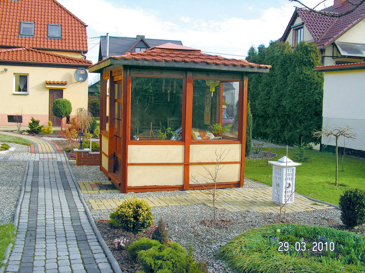 „W altanie jest ciepło i jasno, więc trzymamy tu różne kwiaty”.
