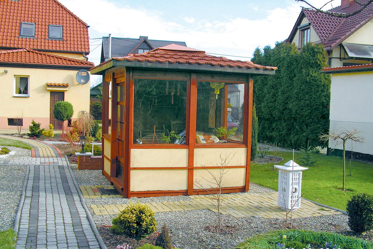 „W altanie jest ciepło i jasno, więc trzymamy tu różne kwiaty”.