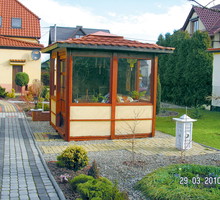 „W altanie jest ciepło i jasno, więc trzymamy tu różne kwiaty”.