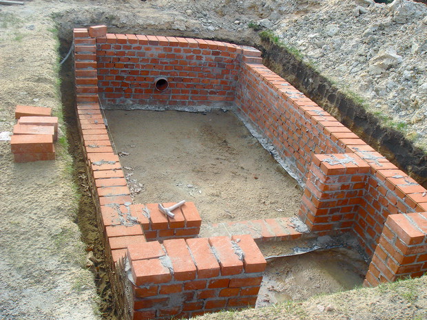 „Za tylną ścianą w wykopanym dole osadziłem szyb wentylacyjny z płyt OSB, a kominek na szczycie ziemianki zrobiłem z rury kanalizacyjnej”. Zdjęcia wykonał nasz czytelnik Jarosław Radziszewski.