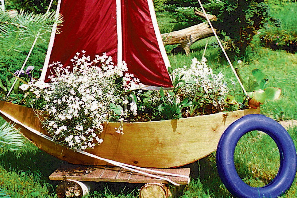 Żaglówka-kwietnik to wspólne dzieło pani Anny i jej męża.