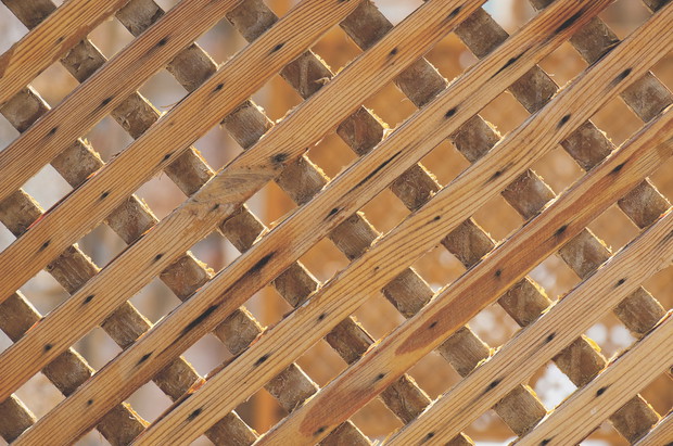 Aby powiększyć przestrzeń, można zamontować lustra w kratce ogrodowej.