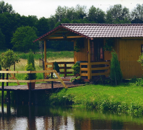 Altana usytuowana nad brzegiem akwenu pozwala w pełni korzystać z jego uroków.