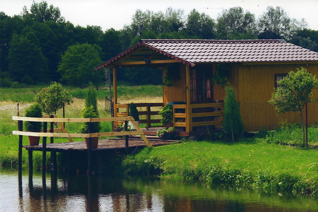 Altana usytuowana nad brzegiem akwenu pozwala w pełni korzystać z jego uroków.