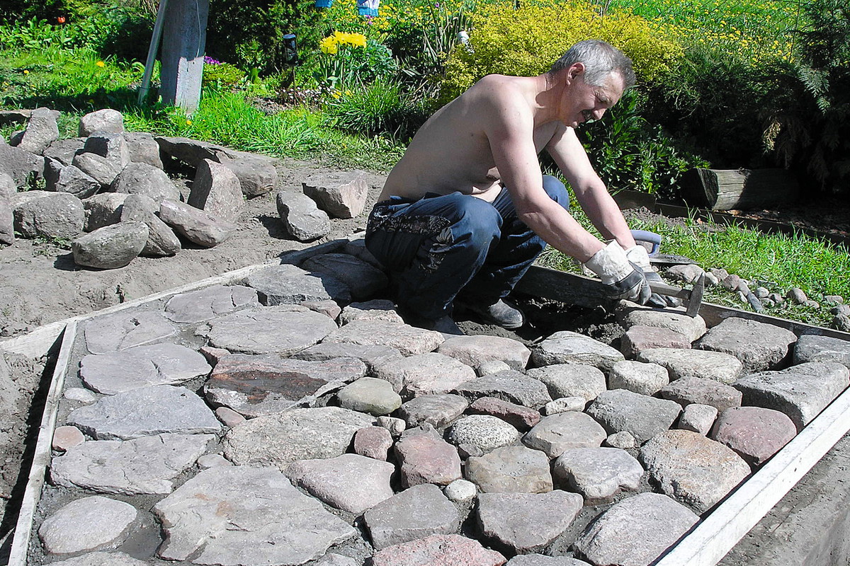 „Bez względu na to, czy robimy podest, czy ścieżkę, kamienie trzeba dobierać wielkością i kształtem”, pisze nasz czytelnik.