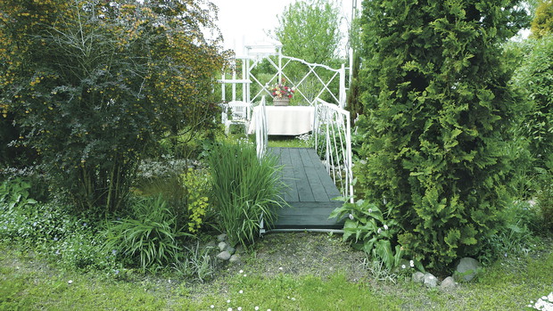 Biały mostek to uroczy akcent nad oczkiem wodnym