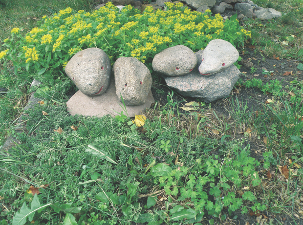 Czasem kształty podpowiada sama natura. Te kamienie przypominały głowy węży i taką właśnie grają rolę