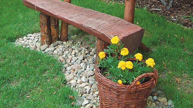 Drewniana ławka, kamyki i kwitnący kosz, czyli kącik w zgodzie z naturą