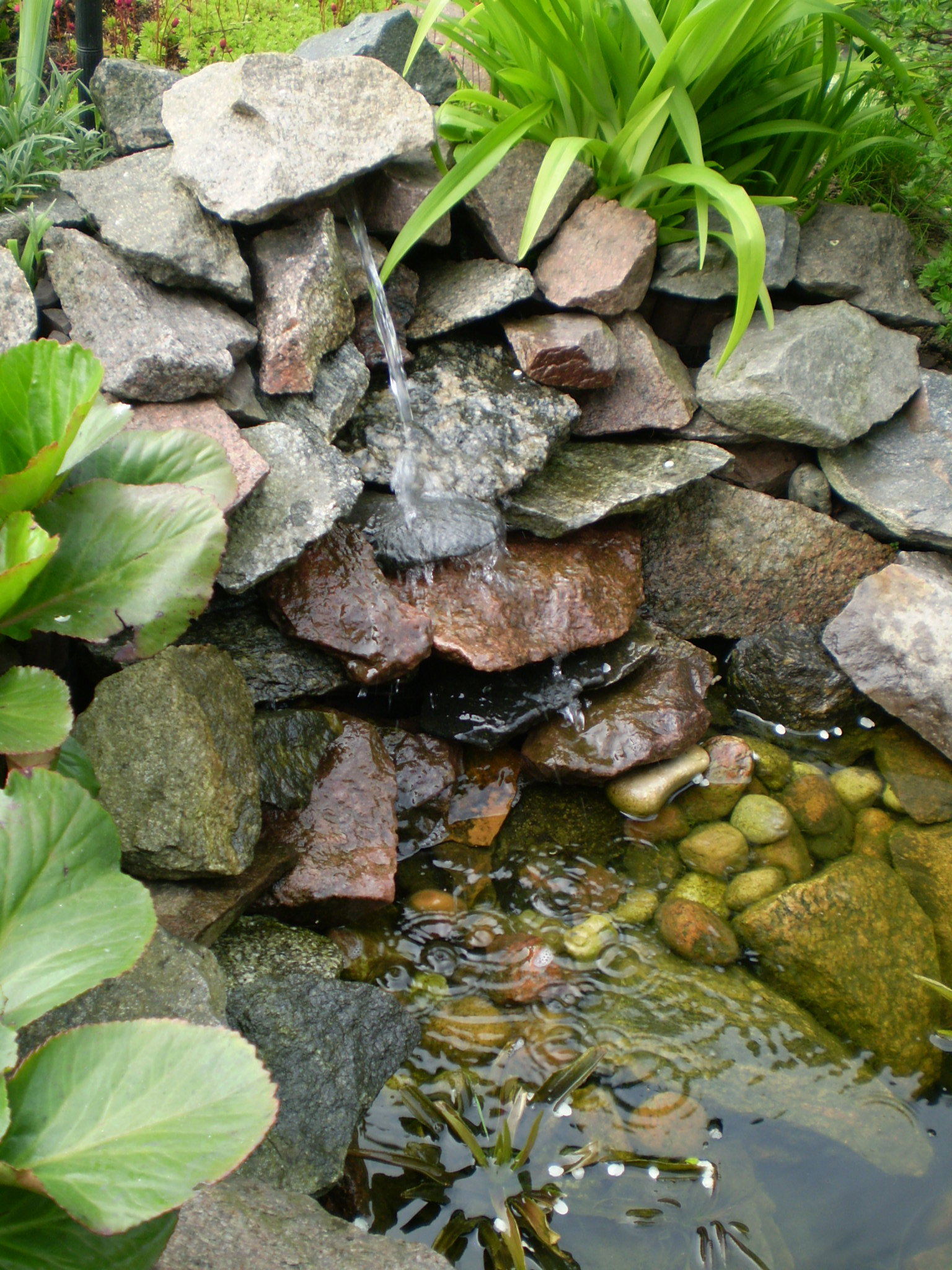Jeśli woda jest przejrzysta, to ładnie w niej widać kolorowe kamienie.