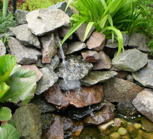 Jeśli woda jest przejrzysta, to ładnie w niej widać kolorowe kamienie.