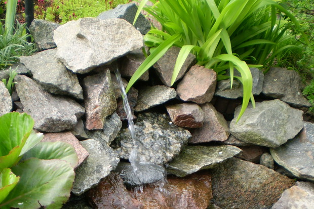 Jeśli woda jest przejrzysta, to ładnie w niej widać kolorowe kamienie.