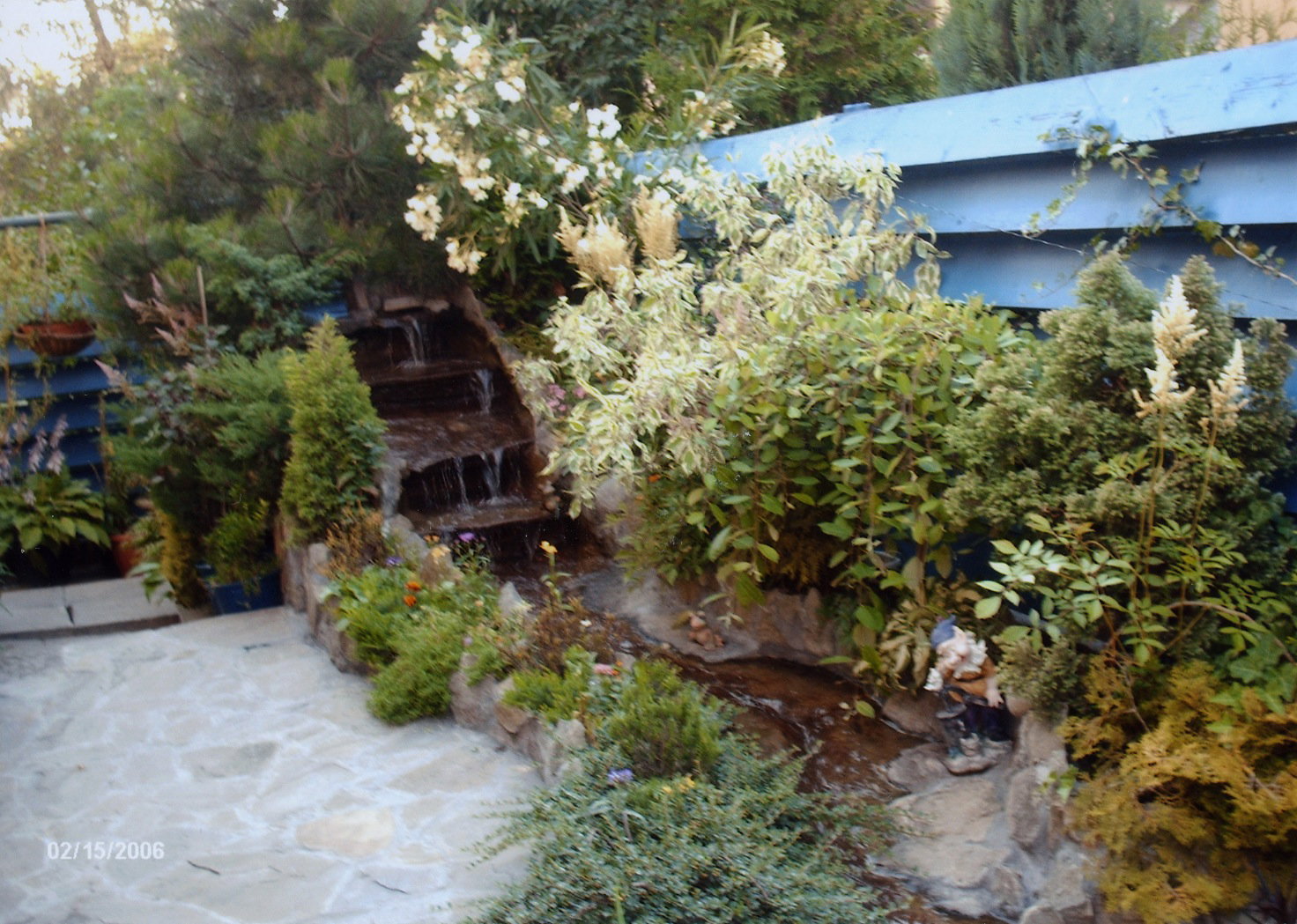 Kamienne stopnie schodzą do krętego koryta, które ma swoje ujście w niżej położonym oczku.