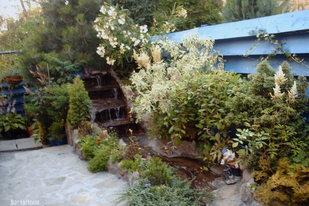 Kamienne stopnie schodzą do krętego koryta, które ma swoje ujście w niżej położonym oczku.