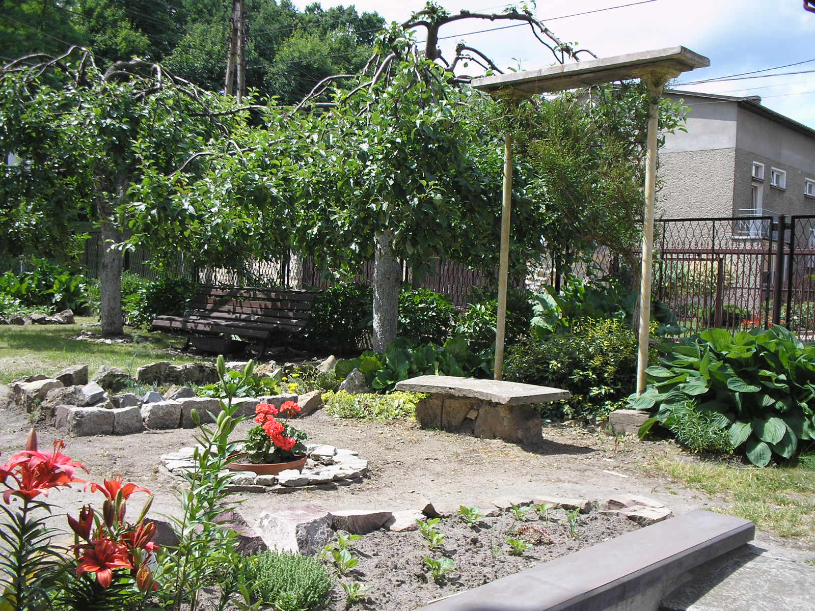 Kamienny placyk tworzy niezwykle urokliwy zakątek.