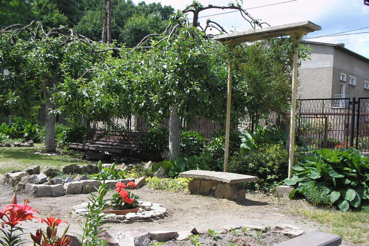 Kamienny placyk tworzy niezwykle urokliwy zakątek.